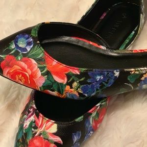 Pointy flower print flats